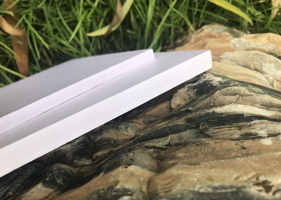 0.3g/Cm3密度を印刷する耐久財の外壁のシントラ ポリ塩化ビニールの泡板デジタル